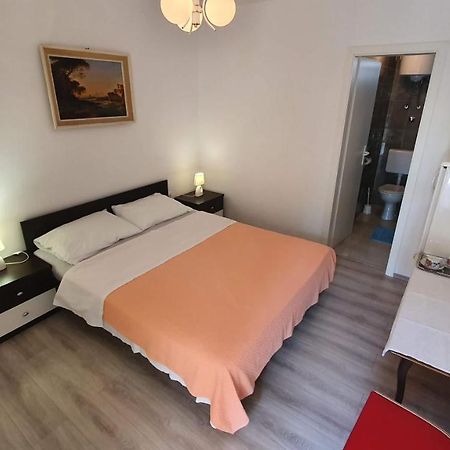 Double Rooms With Terrace Tomica Baška Eksteriør bilde